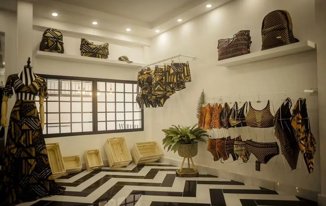 Boutique Nanawax : sol à chevrons noir et blanc, maillots et sacs