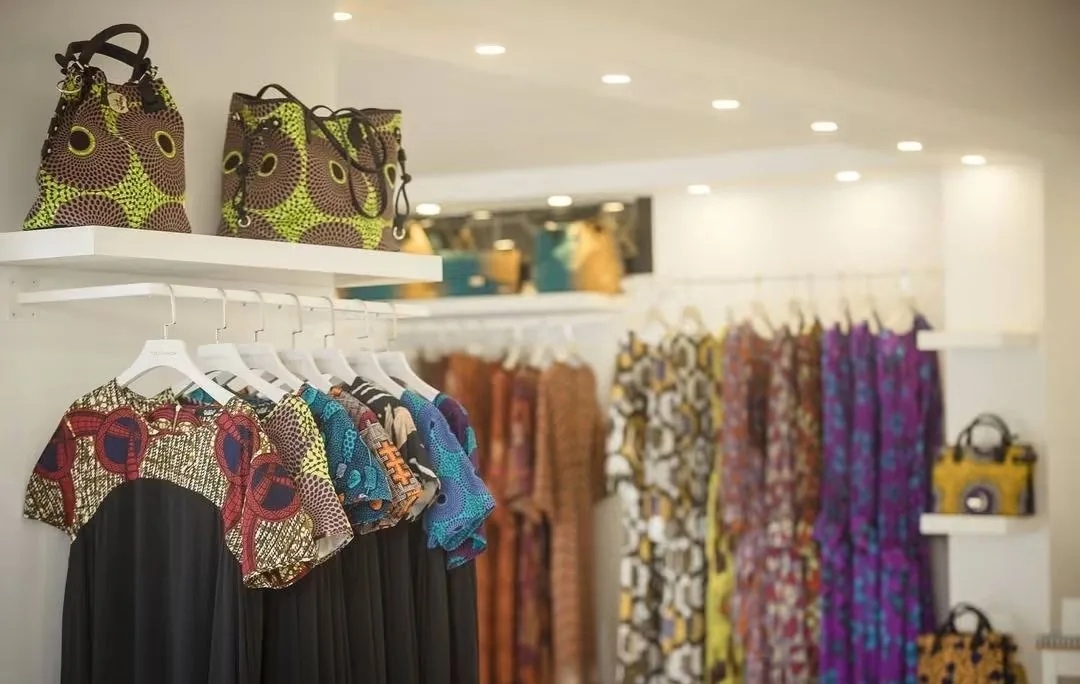 Boutique Nanawax : portants de robes en wax et sacs