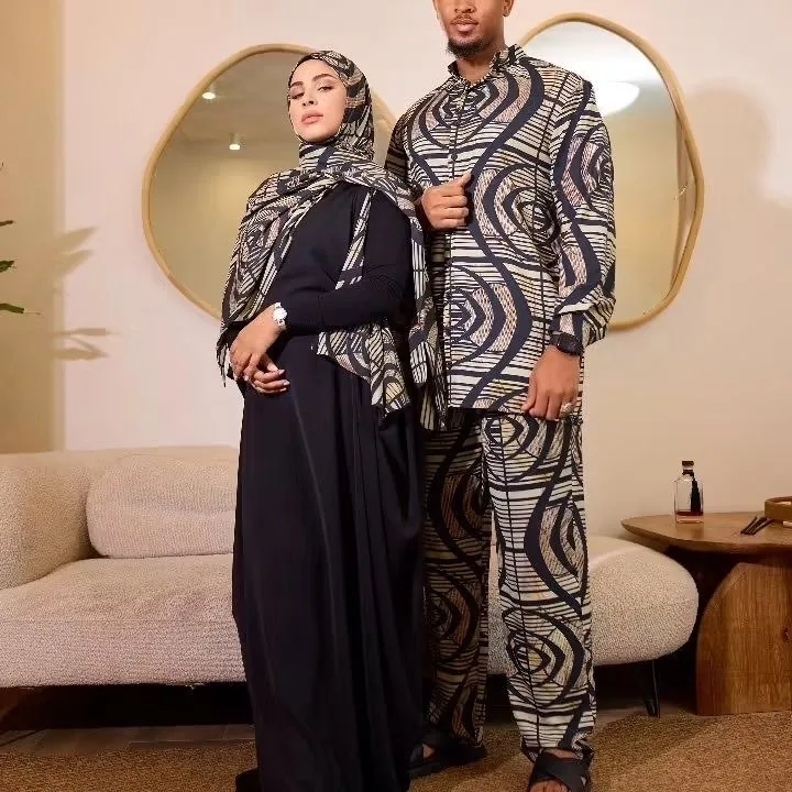 Abaya noire et foulard imprimé, ensemble graphique noir et écru