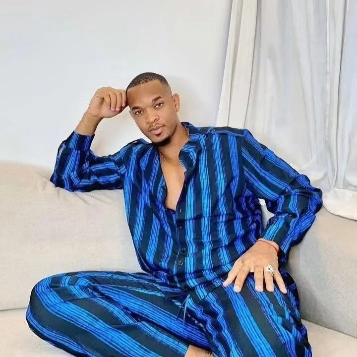 Ensemble rayé bleu, chemise et pantalon