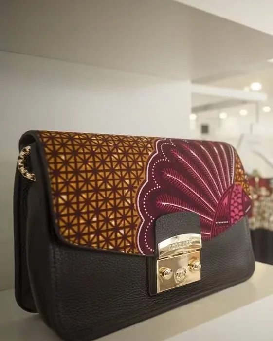 Sac à rabat, wax et cuir noir